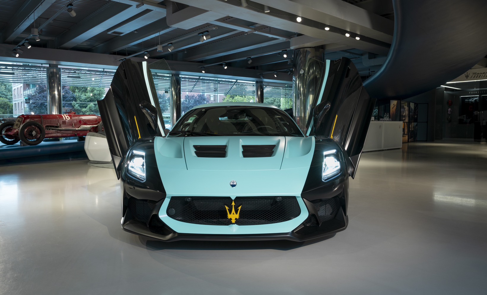 【新聞圖片】GT2 Stradale「Tribute to MC12」最大的特色，在於重新演繹 Maserati 經典的 Leggenda 車身塗裝